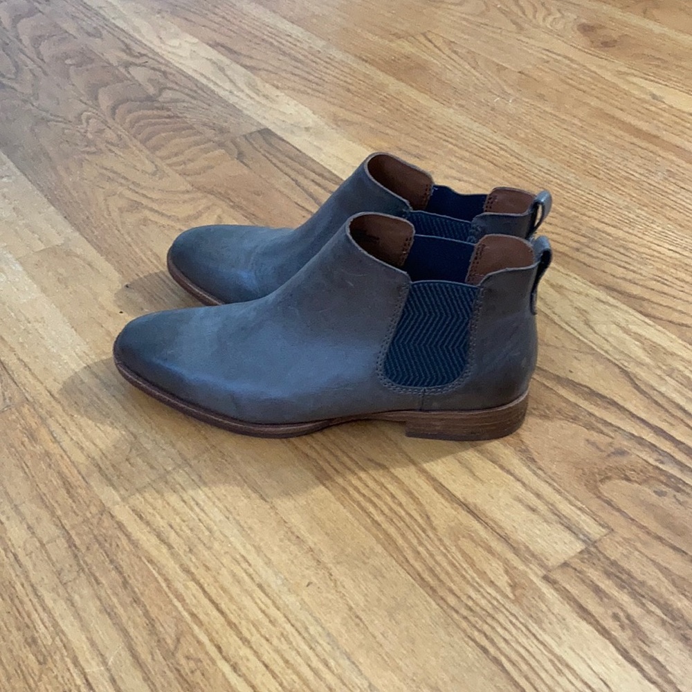 Gray booties with pattern on ankle